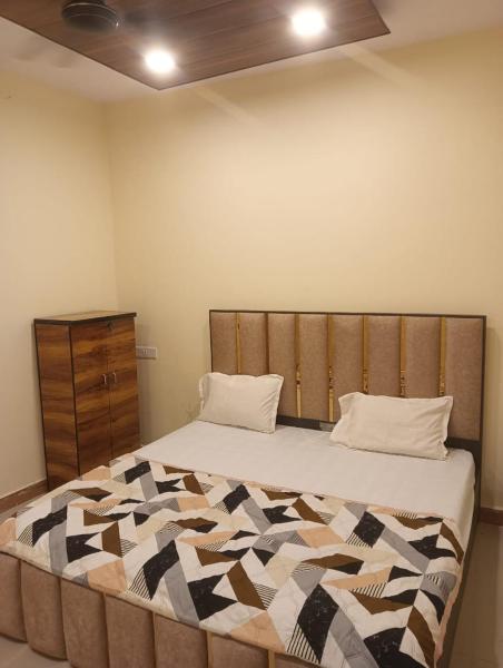 Na fotografii je vidět objekt D k hotel and restauraent nacházející se ve městě Ghātampur.
