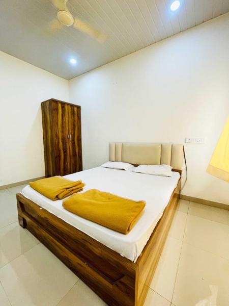 A la foto es mostra l'objecte Hotel Amit Cafe and Lodging Bhimashankar situat a la ciutat de Manchar.