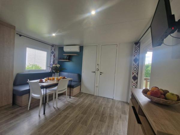 A la foto es mostra l'objecte Mobil-home 4pers avec terrasse situat a la ciutat de Eynesse.