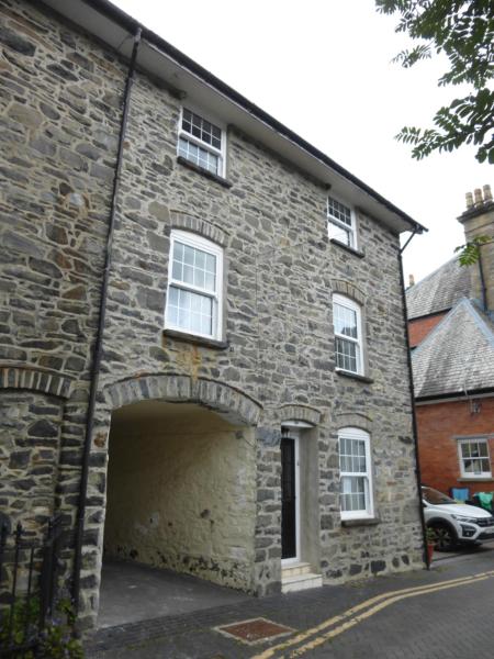 A la foto es mostra l'objecte 8 Willow Street situat a la ciutat de Llanrwst.