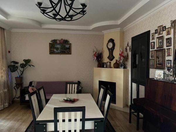 Auf dem Foto ist das Objekt Comfortable and cozy apartment in der Stadt Itʼkhvisi zu sehen.
