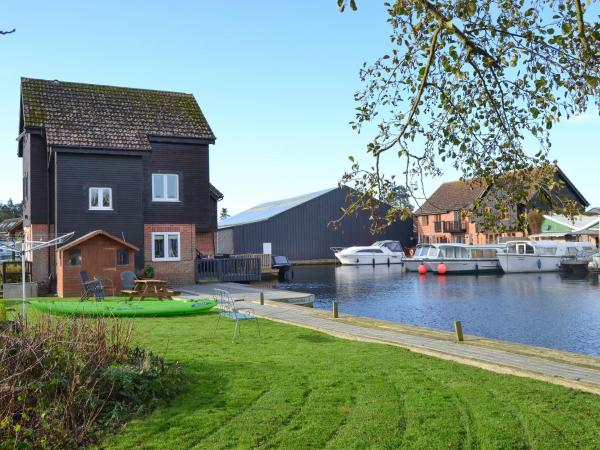 Na foto é possível ver o objeto David's Island localizado na cidade de Wroxham.