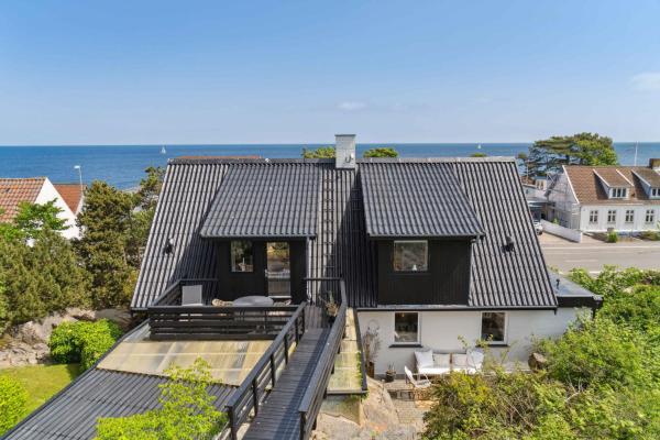 Na fotografii je vidět objekt Idyllic Cliffside Villa With Stunning Sea Views nacházející se ve městě Sandvig.