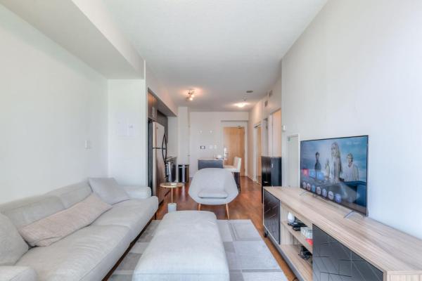 Na fotografii je vidět objekt 1BR plus Den Condo with Balcony in Heart of Toronto nacházející se ve městě Toronto.
