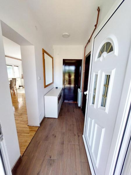 Na zdjęciu widoczny jest obiekt Apartman Ploče położony w mieście Križevac.