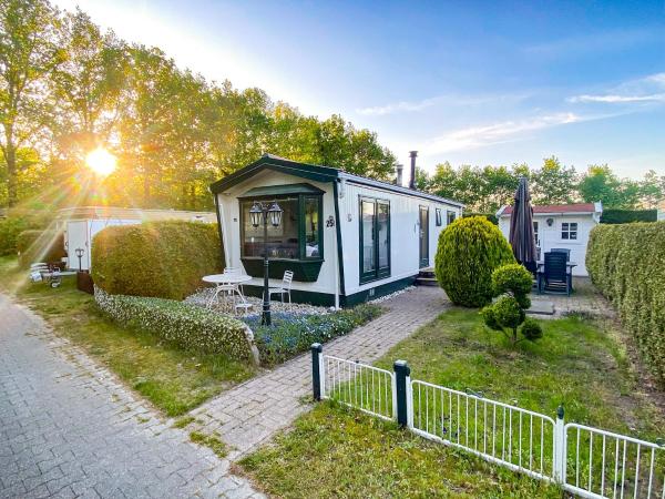 На фото показан объект 'Hunebed Chalet' - De Tien Heugten, расположенный в городе Papenvoort.