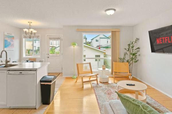 写真にはカルガリー市にあるCozy 3 Bedroom House in Hidden Hillsが写っています。
