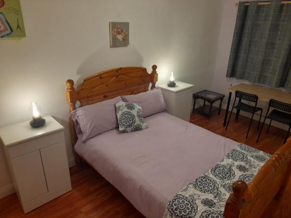 A la foto es mostra l'objecte Double Room close to tramline situat a la ciutat de Slade.