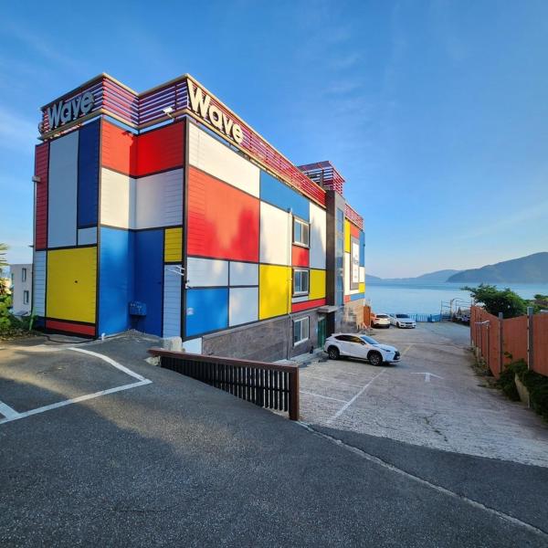 På billedet ses objektet Geoje Wave Hotel & Pension beliggende i byen Kujora-ri.