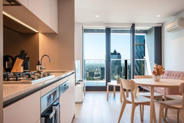 På bildet vises objektet 381D Beautiful CityView 2BR FREE Parking Pool Gym som ligger i byen Melbourne.