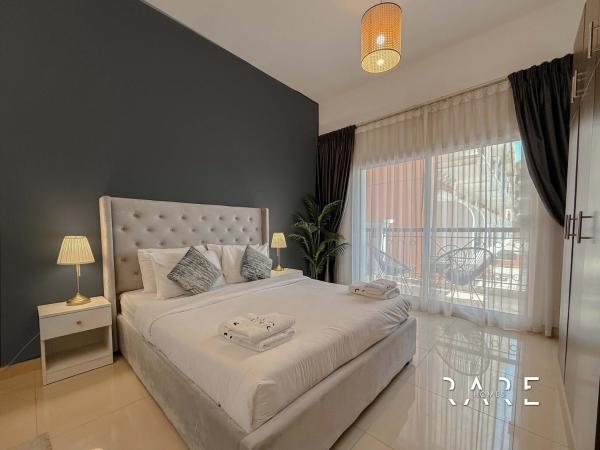Na foto é possível ver o objeto Rare Holiday Homes - Jumeirah Village Circle - Near Circle Mall - Botanica Tower - R105 localizado na cidade de Dubai.