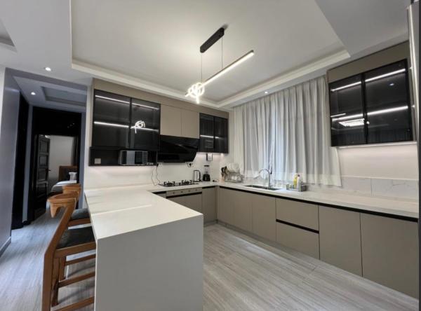 A la foto es mostra l'objecte Great Homes situat a la ciutat de Kira.