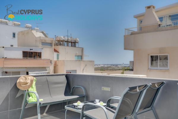 La photo montre l'objet Makenzy Star 2bd duplex 300m from beach situé dans la ville de Aglantzia.