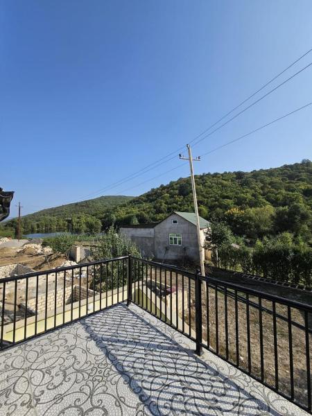 The photo shows the Villa forest and lake located in the city of İkinci Nügǝdi.