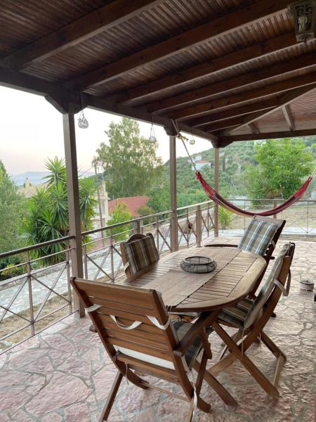 Auf dem Foto ist das Objekt Finikounta Sunset Family Maisonette in der Stadt Grizókambos zu sehen.