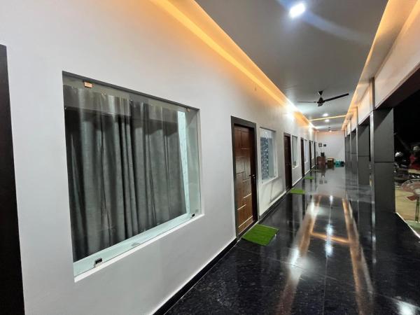 Na fotografii je vidět objekt Ananya Hotel and Restaurant Naimisharanya nacházející se ve městě Misrikh.