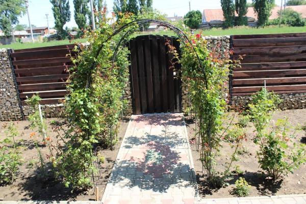 Na fotografii je vidět objekt Casa la grig nacházející se ve městě Râşnov.