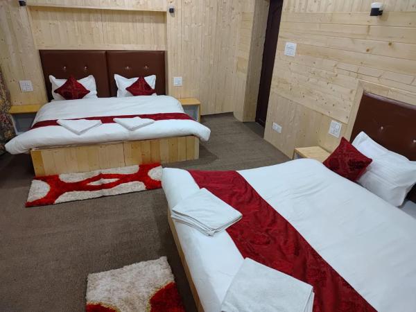 A la foto es mostra l'objecte Hotel Iceland situat a la ciutat de Srinagar.