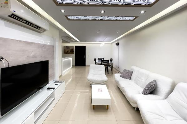 Fresh & Fabulous 2BDR - 5 min to Airport, Cairo