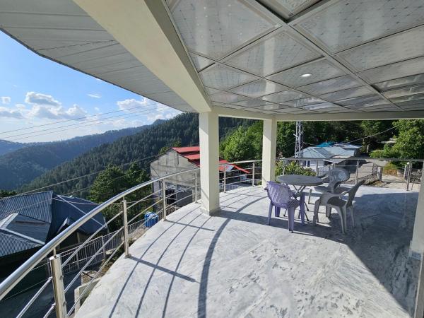 På billedet ses objektet Top-Floor Stay with Mountain View, Khaira Gali, Murree beliggende i byen Chāngla Gali.