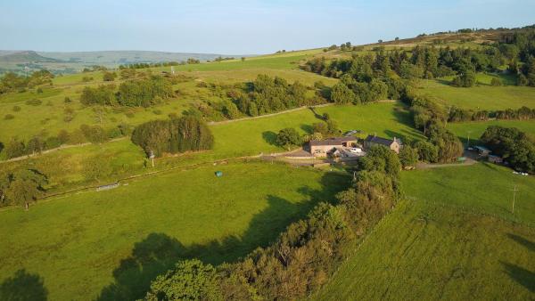 A la foto es mostra l'objecte The Barn at Cliff Hollins Farm situat a la ciutat de Macclesfield.