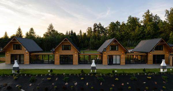 Na zdjęciu widoczny jest obiekt Domki Nad Stawami z Jacuzzi i Sauną 2 położony w mieście Przygórze.