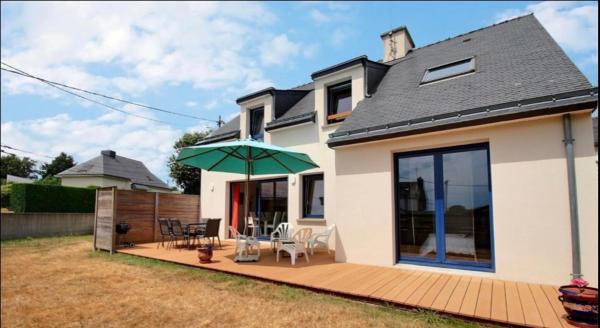 На фото показан объект La Maison Bleue, расположенный в городе Saint-Avé.