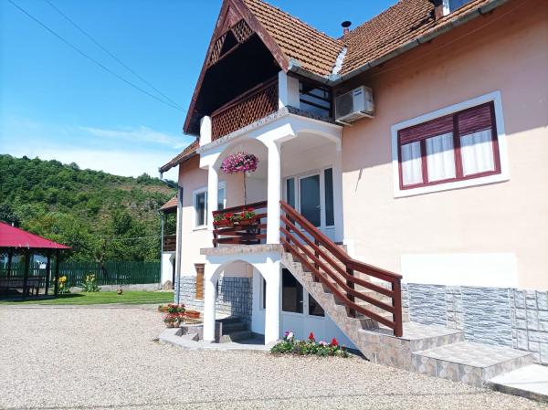 A la foto es mostra l'objecte Pensiunea CORIMEN Vadu Crisului situat a la ciutat de Groşi.