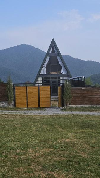 The photo shows the Cafe Del Montana located in the city of İstisu.