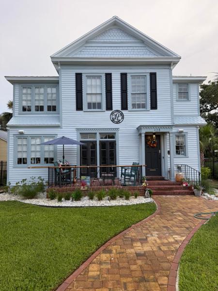 A la foto es mostra l'objecte The Abbey House situat a la ciutat de Daytona Beach.