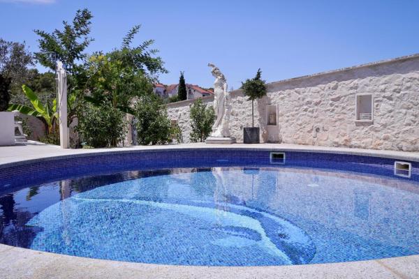 På billedet ses objektet Luxury Villa Karla next to Beach on Island Brač beliggende i byen Supetar.
