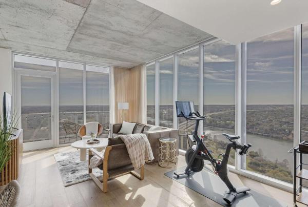 A la foto es mostra l'objecte High Rise Luxury Condo with Lake & City Views situat a la ciutat de Austin.
