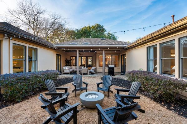 A la foto es mostra l'objecte Chic & Secluded 4 BDR in Desirable Tarrytown situat a la ciutat de Austin.