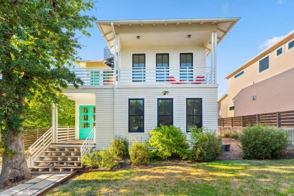 A la foto es mostra l'objecte Rooftop Deck 5 mins to downtown situat a la ciutat de Austin.