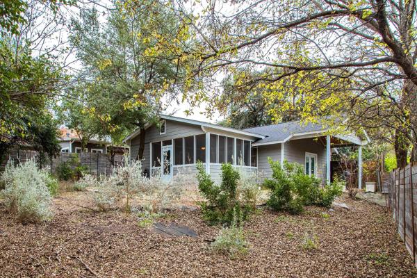 A la foto es mostra l'objecte Screened-in Porch Walkable to SoCO situat a la ciutat de Austin.