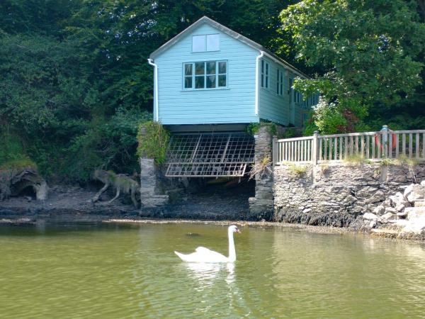 A la foto es mostra l'objecte The Sharpham Boat House situat a la ciutat de Ashsprington.
