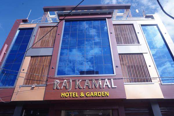 A la foto es mostra l'objecte Raj Kamal Hotel & Garden situat a la ciutat de Gwalior.