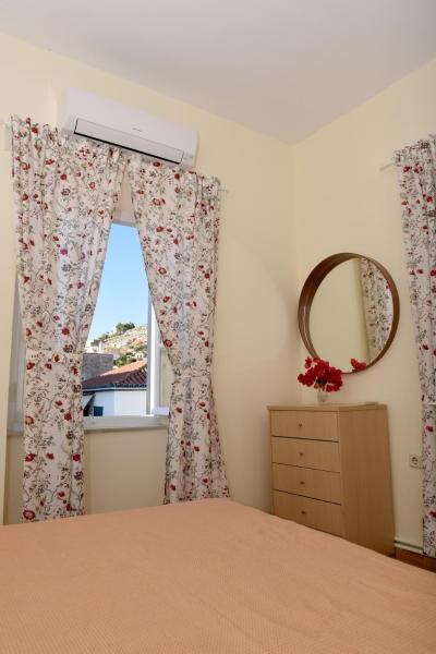 Na zdjęciu widoczny jest obiekt Kalogiannis Apartments (AcquaBlue & SunnyShades) położony w mieście Hydra.