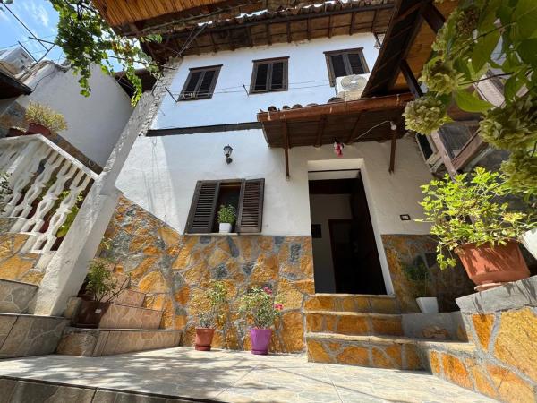 A la foto es mostra l'objecte Tomor Shehu Guest House situat a la ciutat de Berat.