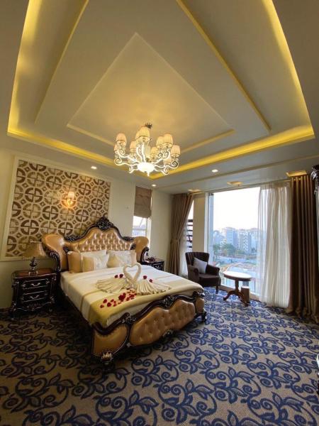 写真にはKiều Sơn市にあるPhạm Hà Hotel HP - by BAY LUXURYが写っています。