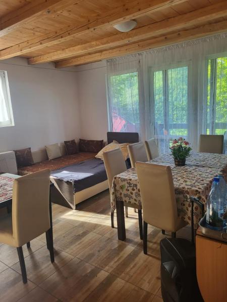 A la foto es mostra l'objecte Cabana Muntele Rece situat a la ciutat de Muntele Rece.