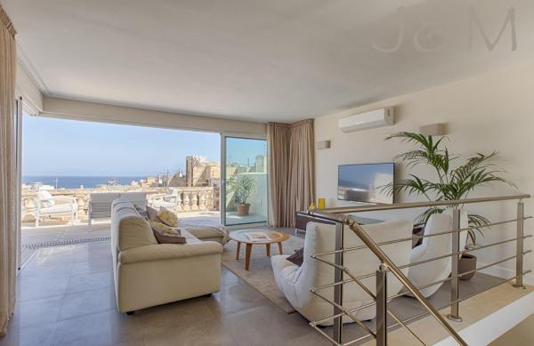Palatial Flat inside Bright Duplex Penthouse, Valletta
