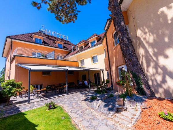 Na fotografii je vidět objekt Hotel Tulipan Pruhonice nacházející se ve městě Nupaky.