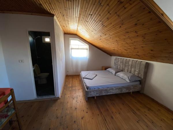 A la foto es mostra l'objecte Uncle house situat a la ciutat de Shkodër.