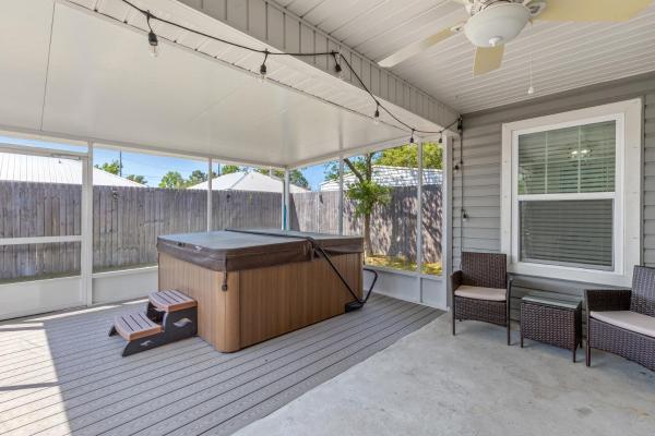 På billedet ses objektet 3BD, 2BA Home! Family Friendly! Close to Beach! HOT TUB! beliggende i byen Sunnyside.