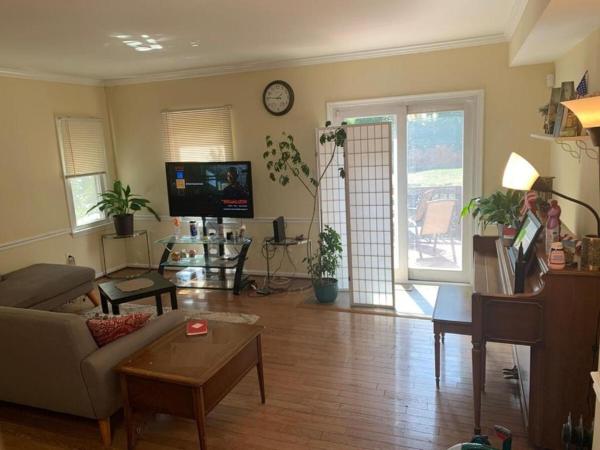 A la foto es mostra l'objecte Townhouse with High Speed WiFi & Free Parking situat a la ciutat de Lorton.