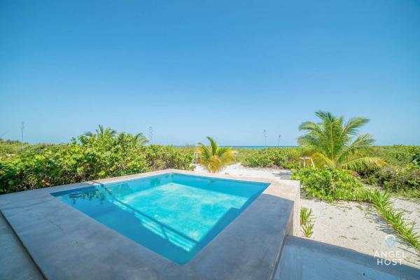 På billedet ses objektet Beachfront Villas with Private Pool Steps to the Sea! beliggende i byen Chicxulub.