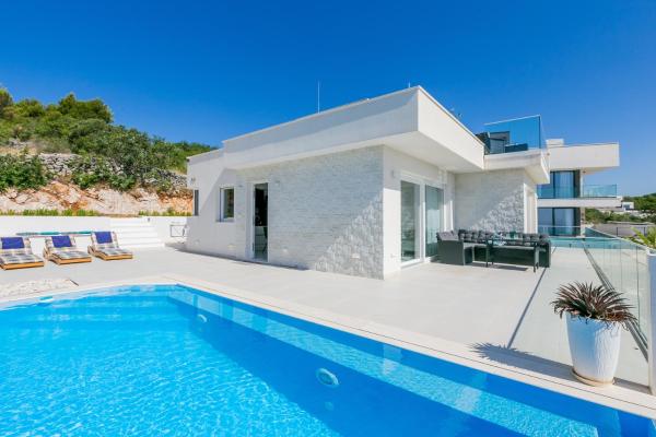 Na fotografii je vidět objekt Luxury villa with a swimming pool Seget Donji, Trogir - 22094 nacházející se ve městě Seget Donji.