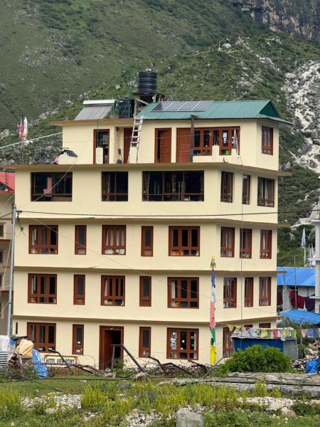 A la foto es mostra l'objecte Hotel View Point situat a la ciutat de Syābru Bensi.