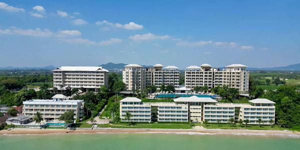 Auf dem Foto ist das Objekt Royal Phala Cliff Beach Resort in der Stadt Ban Phayun zu sehen.